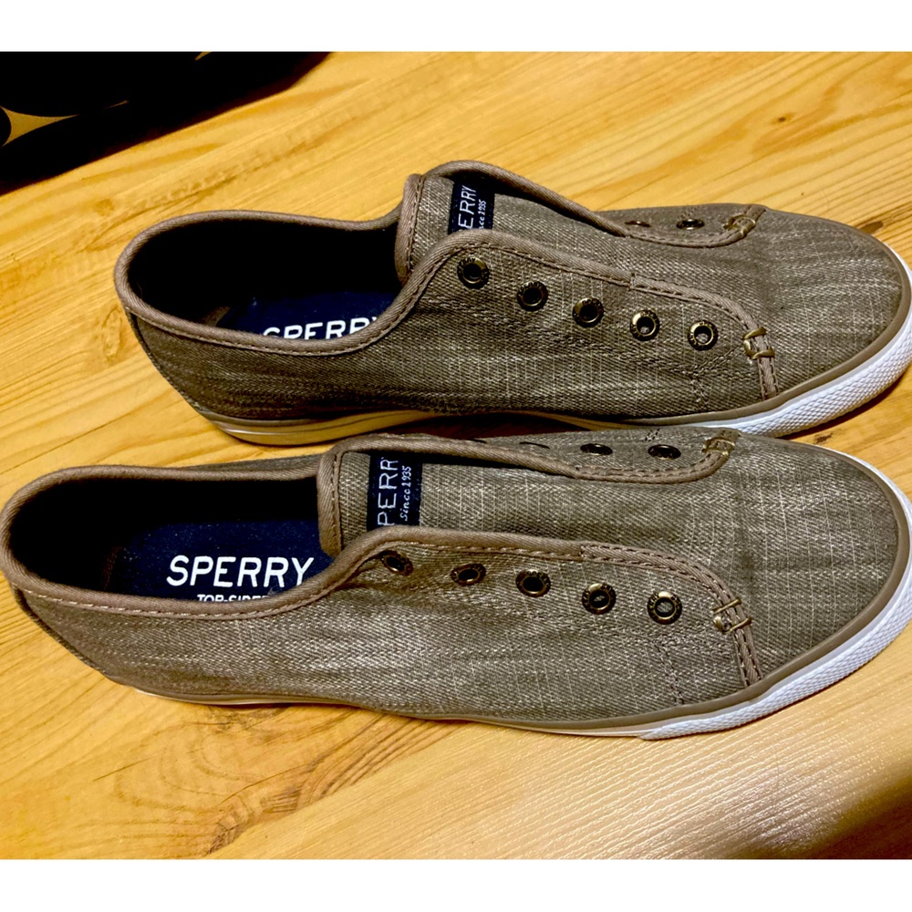 Sperry laceless style women sneakers size 7.5, excellent condition